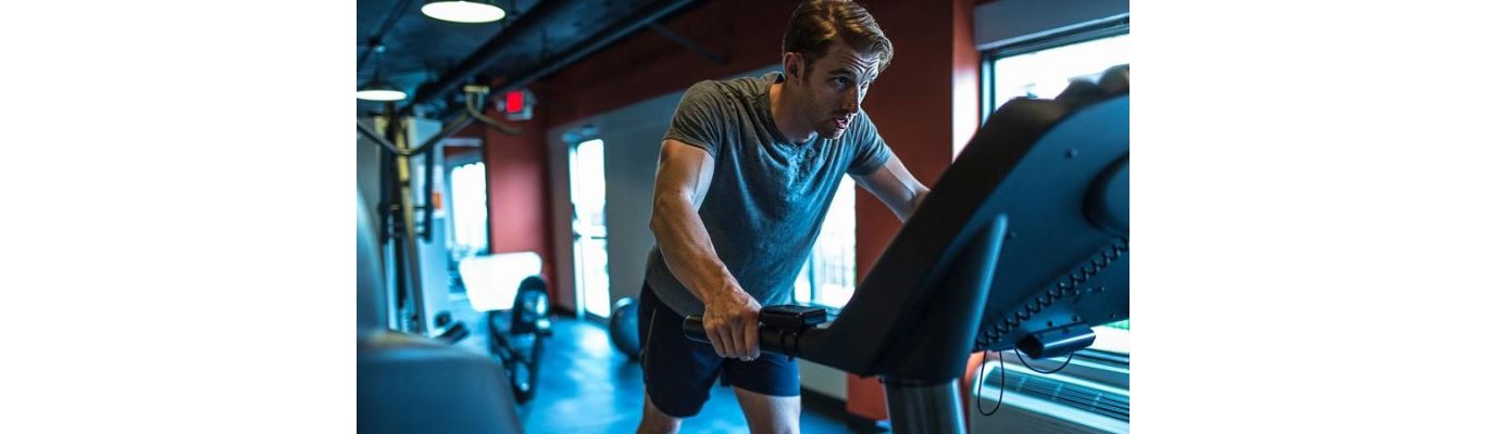 ¿Porque cuesta mas trabajo correr en caminadora que afuera?